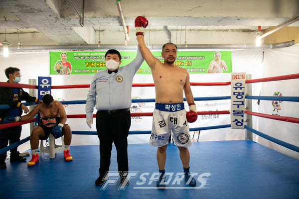 사진 WBC 아시아 크저급 챔피언에 등극한 곽성진 의 손이 올라갔다.