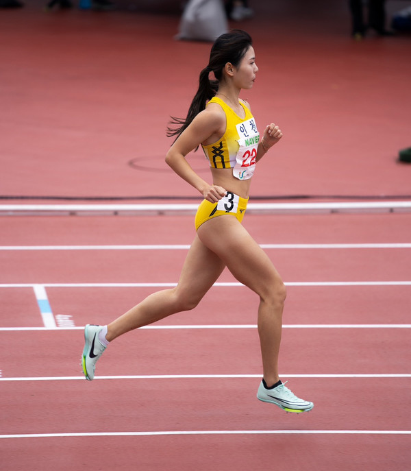 ▲제104회 전국체육대회에서 트랙을 달리고 있는 육상선수 김주하(사진제공 : 강복자피플)