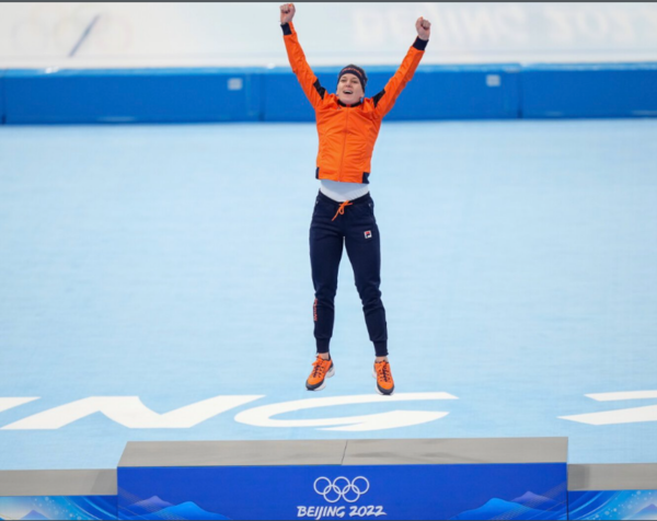 [여자 스피드스케이팅 1500미터에서 올림픽신기록으로 금메당을 딴 네덜란드의 이레인 뷔스트] 사진=이레인뷔스트 트위터